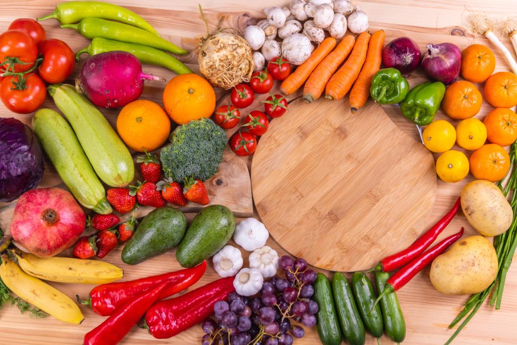 Konsumsi sayuran dan buah - buahan untuk mengurangi resiko terkena penyakit hipertensi.